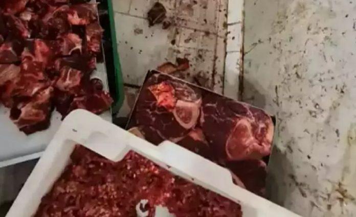Com 6,3 toneladas de carne estragada, açougue é fechado durante fiscalização