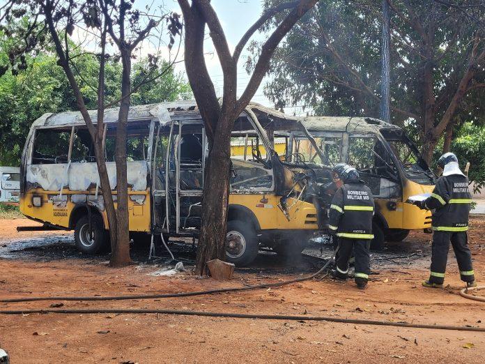 Incêndio destrói ônibus escolares dentro de garagem da Prefeitura de Aquidauana