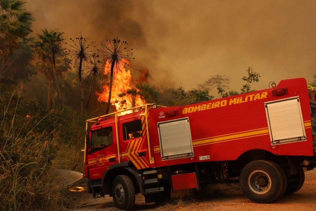 Bombeiros combatem chamas na região do Nabileque