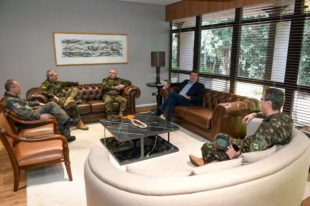 Comando Conjunto das Forças Armadas visita governador e reitera apoio à Operação Pantanal