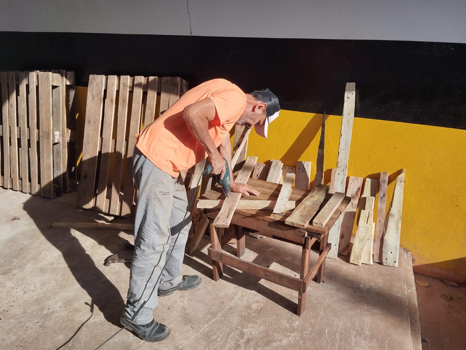 Móveis sustentáveis feitos em presídio vão auxiliar projeto que atende mulheres artesãs
