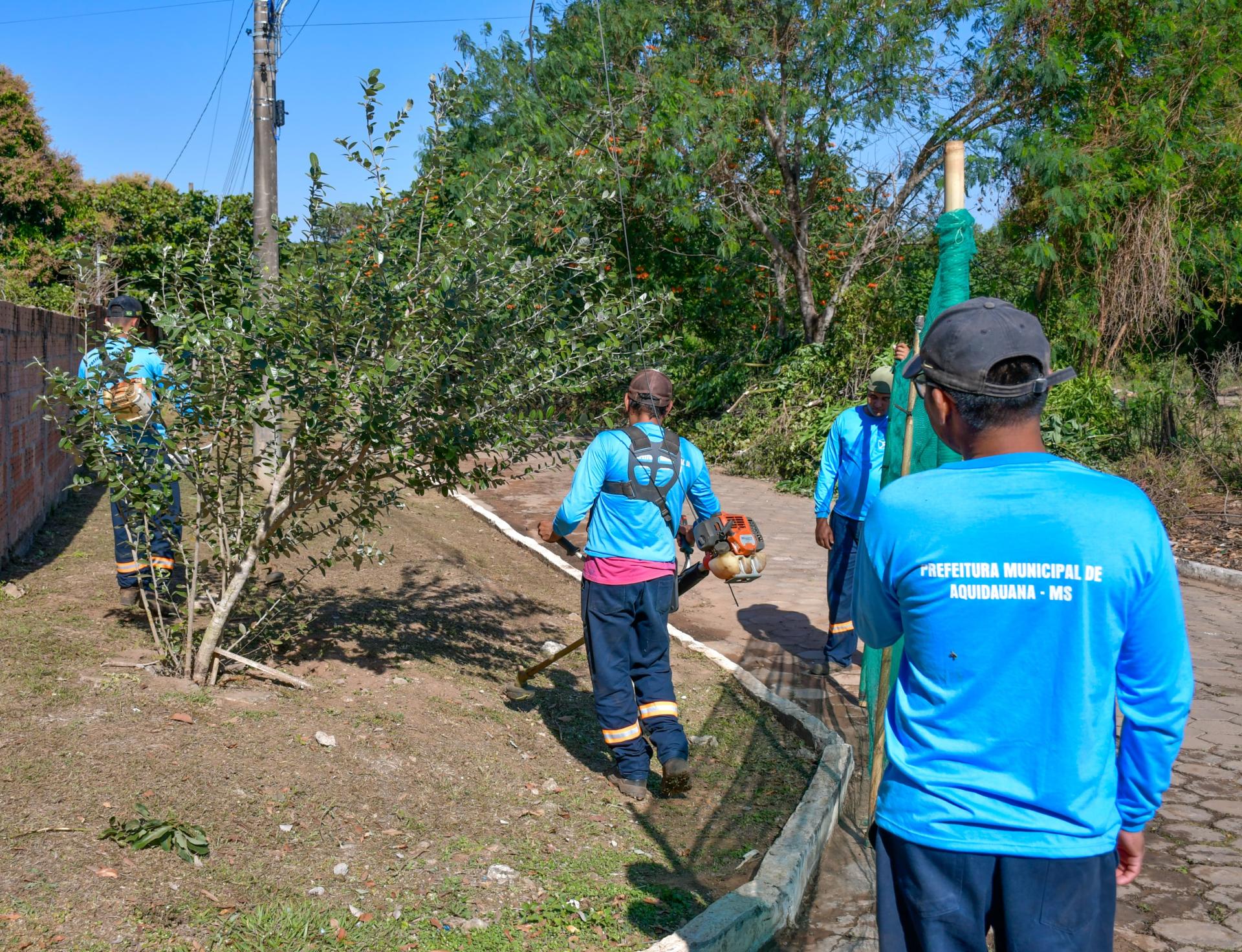 Prefeitura segue com serviços de limpeza e manutenção dos bairros em Aquidauana