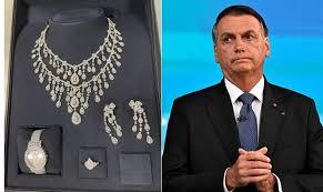 Decisão de Lula de devolver relógio frustra defesa de Bolsonaro