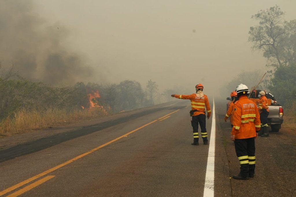 Fogo e fumaça se intensificam no Pantanal e combate aos incêndios em MS continuam