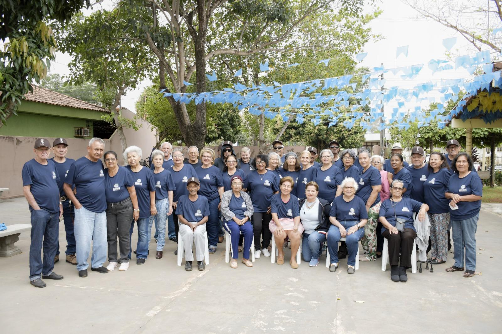 Idosos ganham novos uniformes no Centro de Convivência