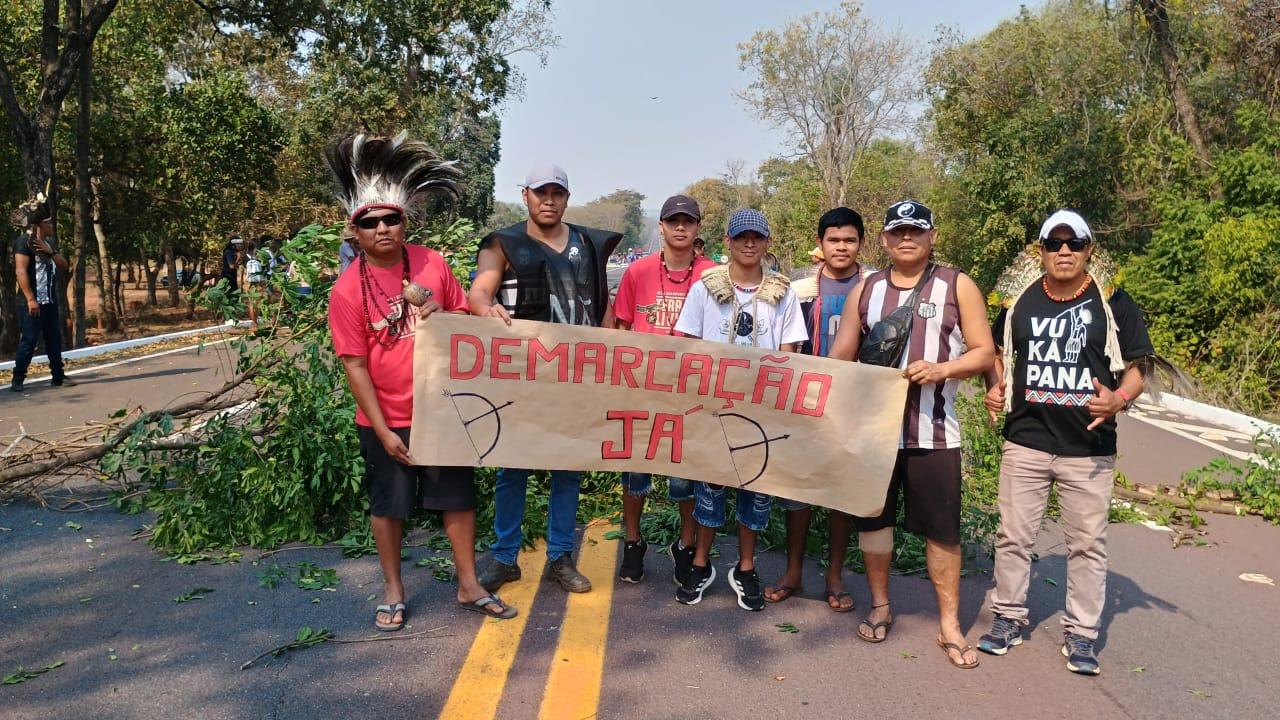 Indígenas fecham BR262 na altura da entrada do distrito de Taunay em Aquidauana