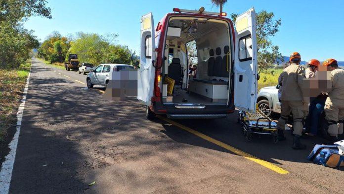 Mulher é socorrida após colidir veículo em máquina parada na MS-450 em Aquidauana