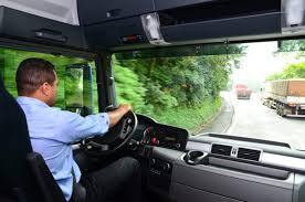 Temos vagas para motorista de caminhão e ônibus, açougueiro e atendente de loja