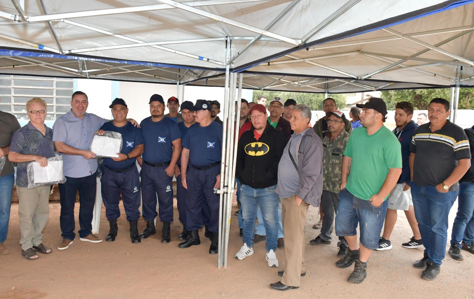 Vigias da Prefeitura de Aquidauana recebem novos uniformes