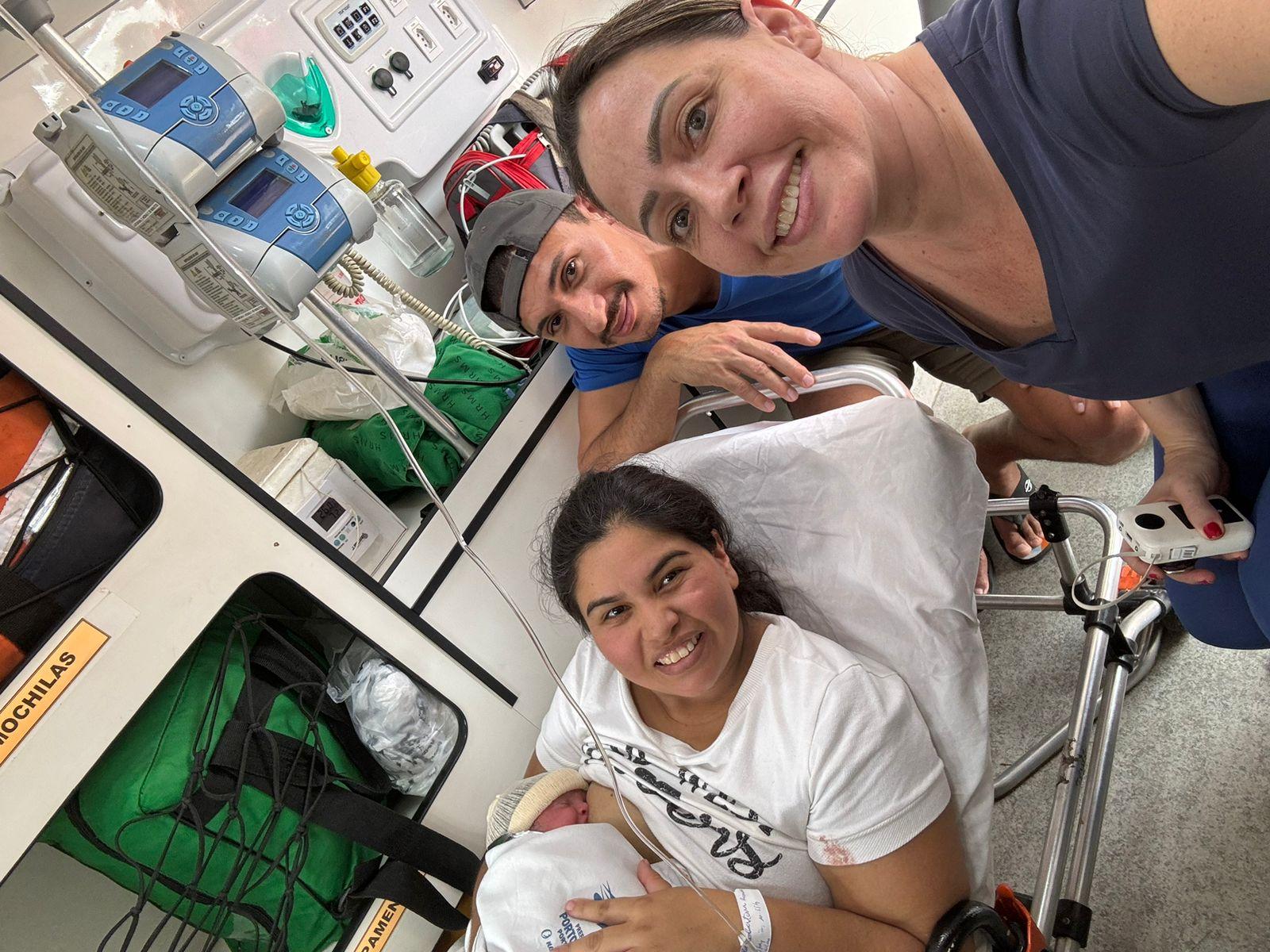 Bebê “apressadinho” nasce no banco do carro