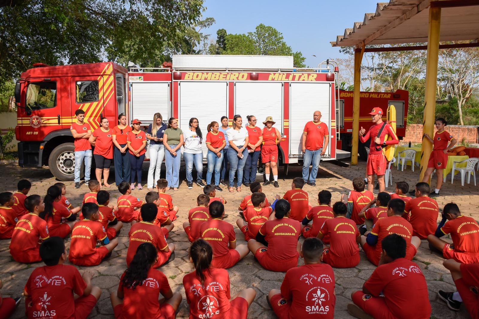 Crianças dos Bombeiros do Amanhã participam de instrução aquática