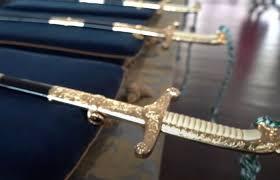 Exército compra 90 espadas de ouro para generais; veja os valores