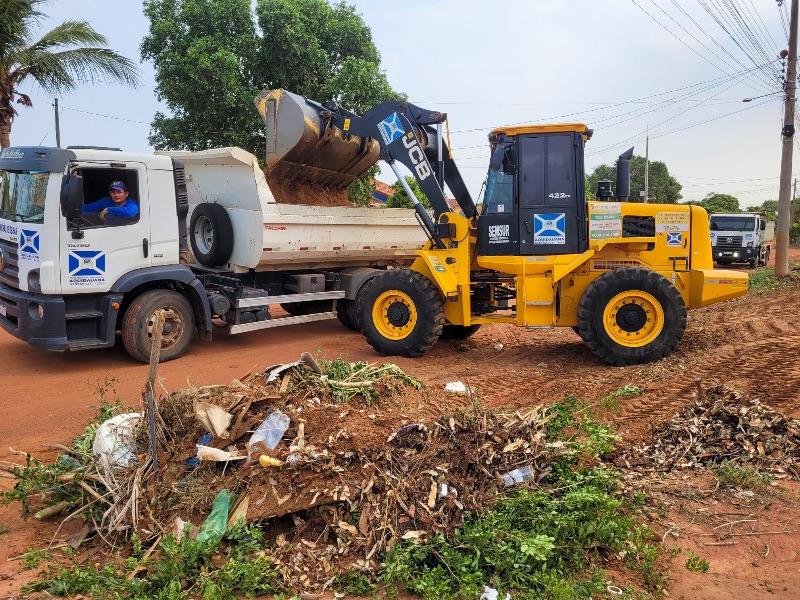 Prefeitura inicia a semana com limpeza e manutenção das vias