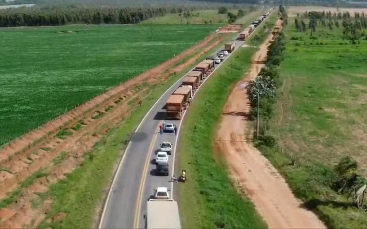 Após confronto com a polícia, rodovia segue bloqueada