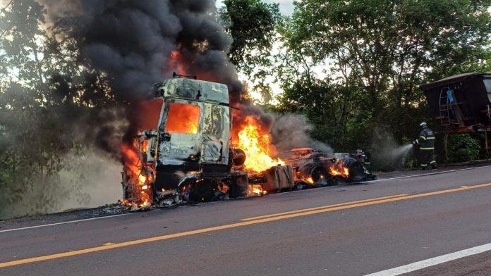 Carreta carregada com calcário pega fogo na BR-262 em Anastácio
