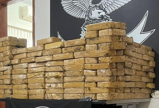 Dupla é flagrada descarregando carga milionária de drogas