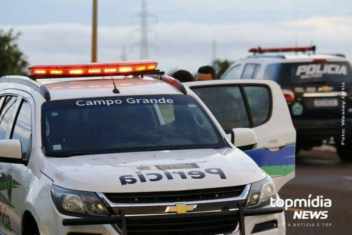 Homem ataca policial militar feminina com faca e acaba baleado na Capital