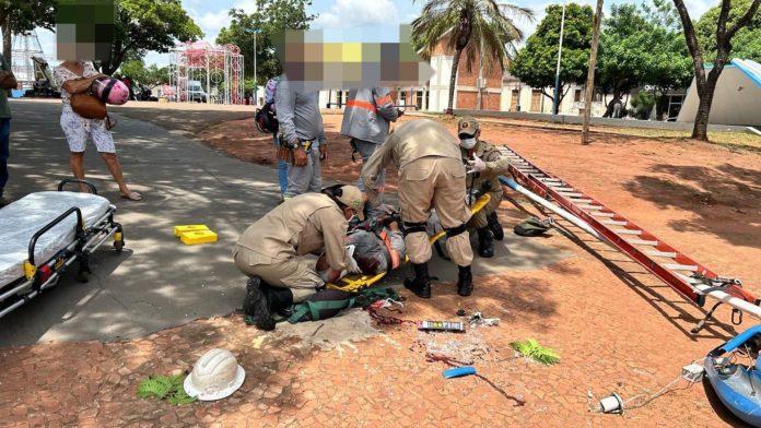 Homem cai de altura de 7 metros ao fazer manutenção em poste na Praça dos Estudantes