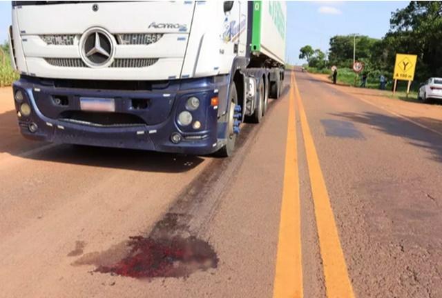 Mulher é atropelada e arrastada por caminhão