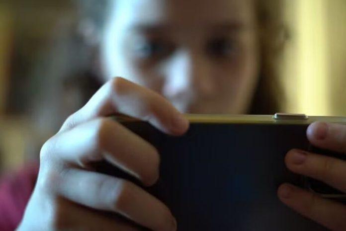 Câmara dos Deputados aprova projeto que restringe uso de celular em escolas