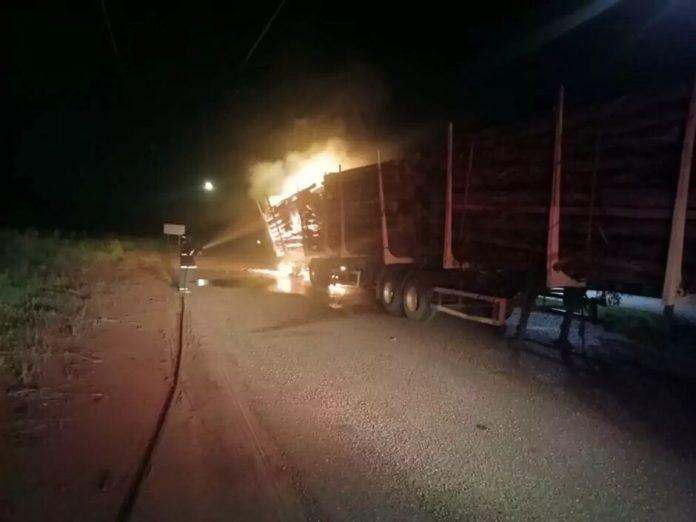 Carreta carregada com eucalipto pega fogo e interdita a BR-262