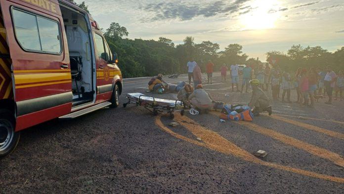 Casal em motocicleta invade pista contrária e colide com carro na BR-262 em Anastácio