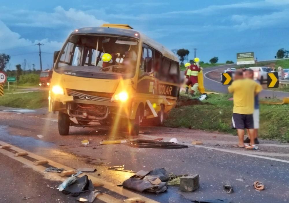 Choque entre carreta e micro-ônibus mata duas jovens na Br 163