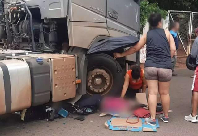 Ciclista fica presa embaixo de carreta após atropelamento