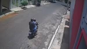 Dupla invadiu a casa e espancou moradora durante roubo de joias em Miranda