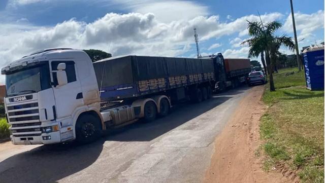 Greve de auditores provoca congestionamento de caminhões na fronteira