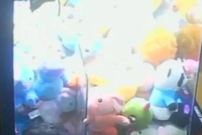 Menino de 3 anos fica preso em máquina de pelúcia em MS