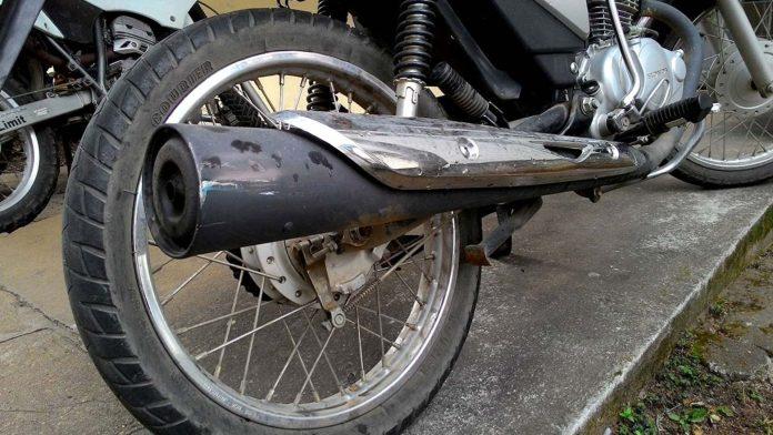 Menor de 15 anos chora ao ser flagrado pela PM pilotando moto sem retrovisores em Aquidauana