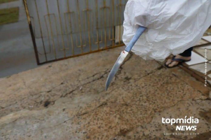 Mulher tem o pulmão perfurado após ser esfaqueada pela namorada