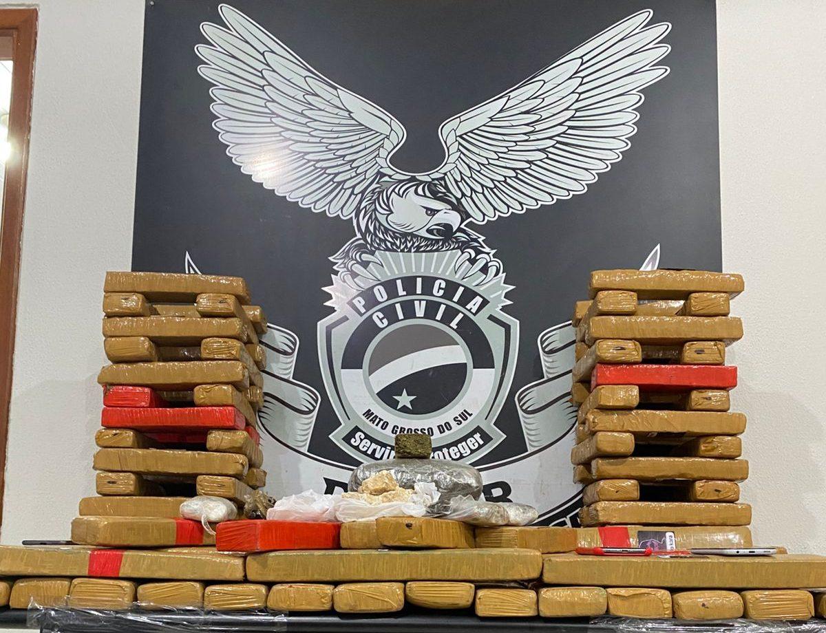 Polícia prende 4 traficantes em depósito de drogas