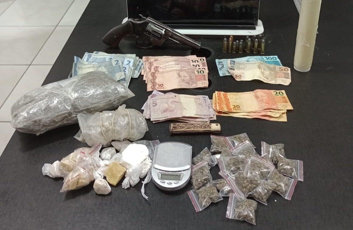 Polícia prende homem por tráfico de drogas e porte ilegal de arma de fogo