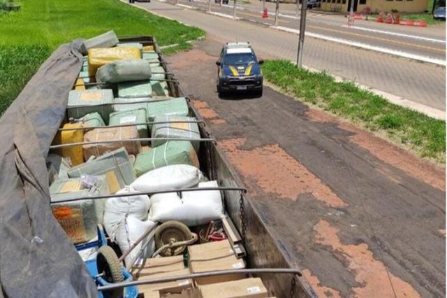 PRF apreende um caminhão transportando mercadorias ilegais