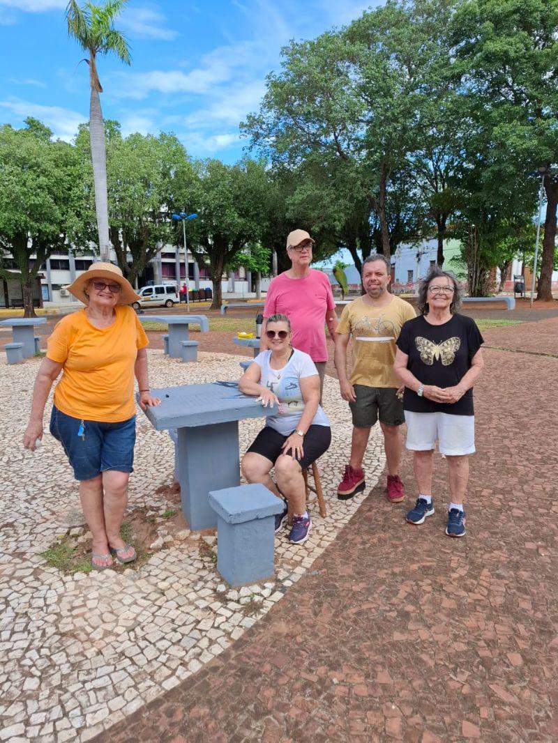 Projeto Embelezamento da Cidade leva cores aos bancos da Praça da Matriz