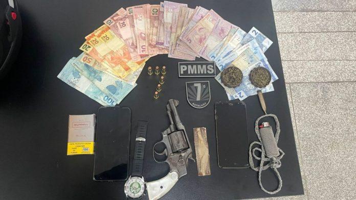 Homem armado empreende fuga, mas acaba preso pela PM em Miranda