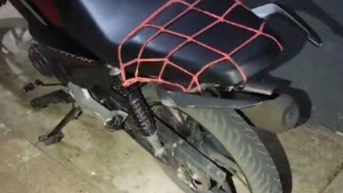 Jovem em moto sem placa tenta fugir, mas é preso pela PM em Aquidauana