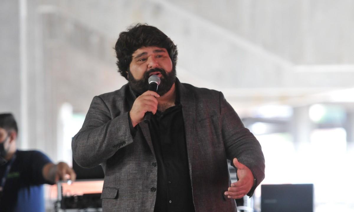 Cantor Fabiano, da dupla César Menotti & Fabiano, se envolve em acidente de carro na BR-040 em Juiz de Fora