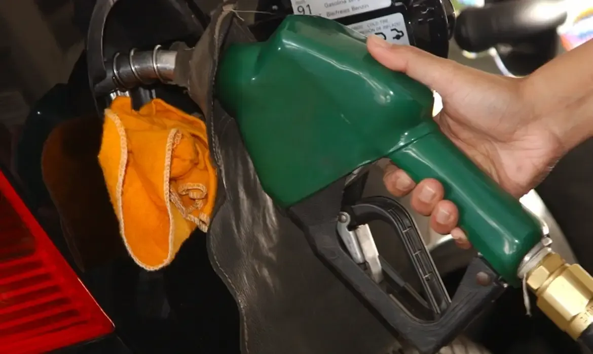 Gasolina cai R$ 0,14 para distribuidoras; preço deve baixar nos postos