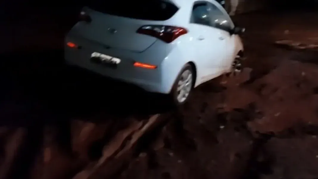 Carro atola em rua “intransitável” no Guanandi