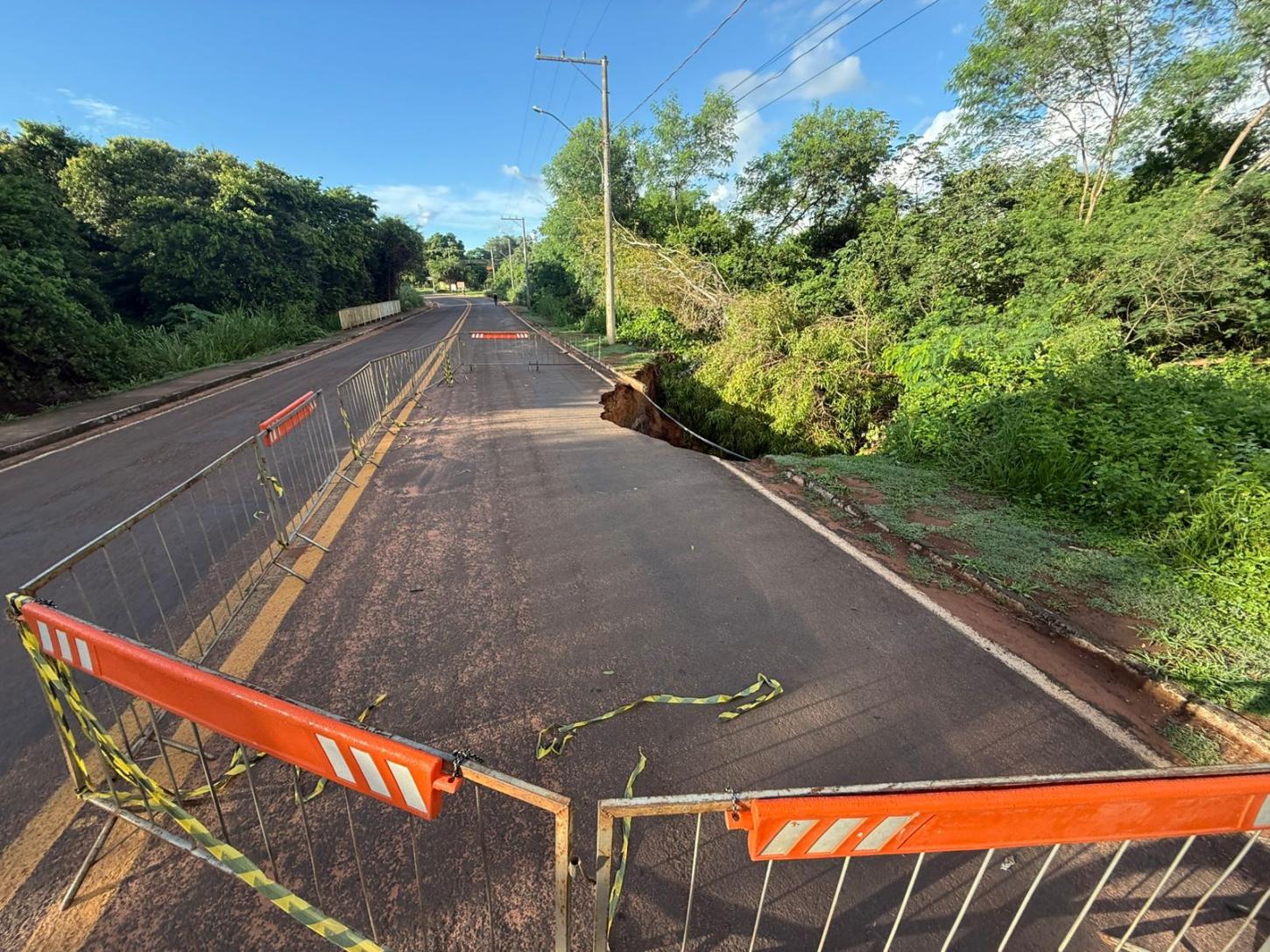 Perigo na pista: BR-419 é interditada por erosão em Aquidauana