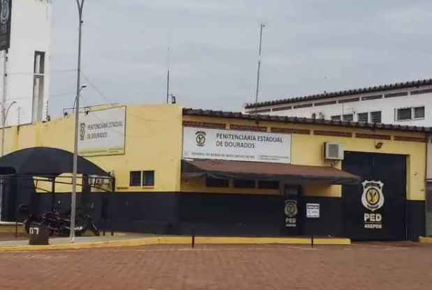 Mulher é presa com drogas ocultas no sutiã durante revista em Penitenciária
